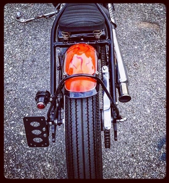 plaque-latérale-sportster-feu-rubis support latéral de plaque