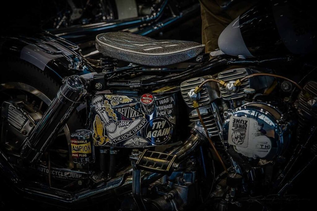 Détail d’un Shovelhead custom dans les archives School of Cool