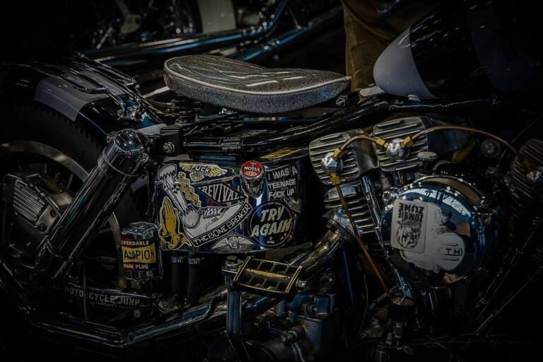 Détail d’un Shovelhead custom dans les archives School of Cool
