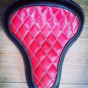 Selle-Moto-cuir-harley-davidson-hold-fast-rouge-diamonds-artisanale-old-school