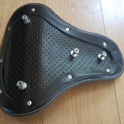 Selle-Moto-cuir-harley-davidson-hold-fast-rouge-diamonds-artisanale-old-school-back