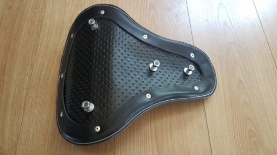Selle-Moto-cuir-harley-davidson-hold-fast-rouge-damier (7) Selle-Moto-cuir-harley-davidson-hold-fast-rouge-damier (7)