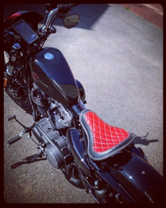 selle-bobber-harley selle-rouge-harley
