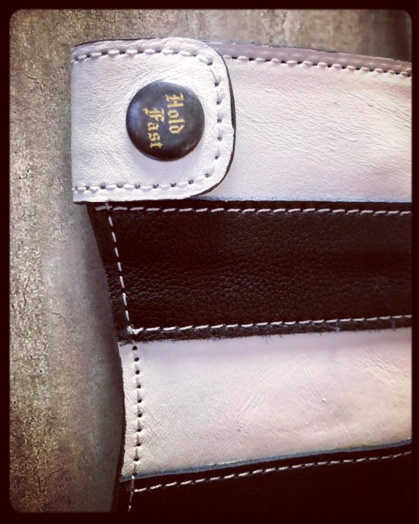 Portefeuille-holdfast-cuir-raye-noir-blanc-biker-harley-davison (4) Portefeuille-holdfast-cuir-raye-noir-blanc-biker-harley-davison-detail