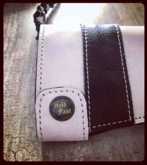 Portefeuille-holdfast-cuir-raye-noir-blanc-biker-harley-davison (5) Portefeuille-holdfast-cuir-raye-noir-blanc-biker-harley-davison-fermeture