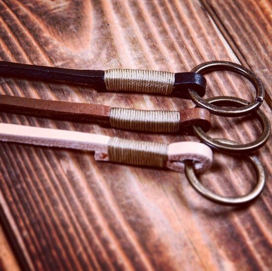 lanière-cuir-portefeuille lanière-cuir-portefeuille