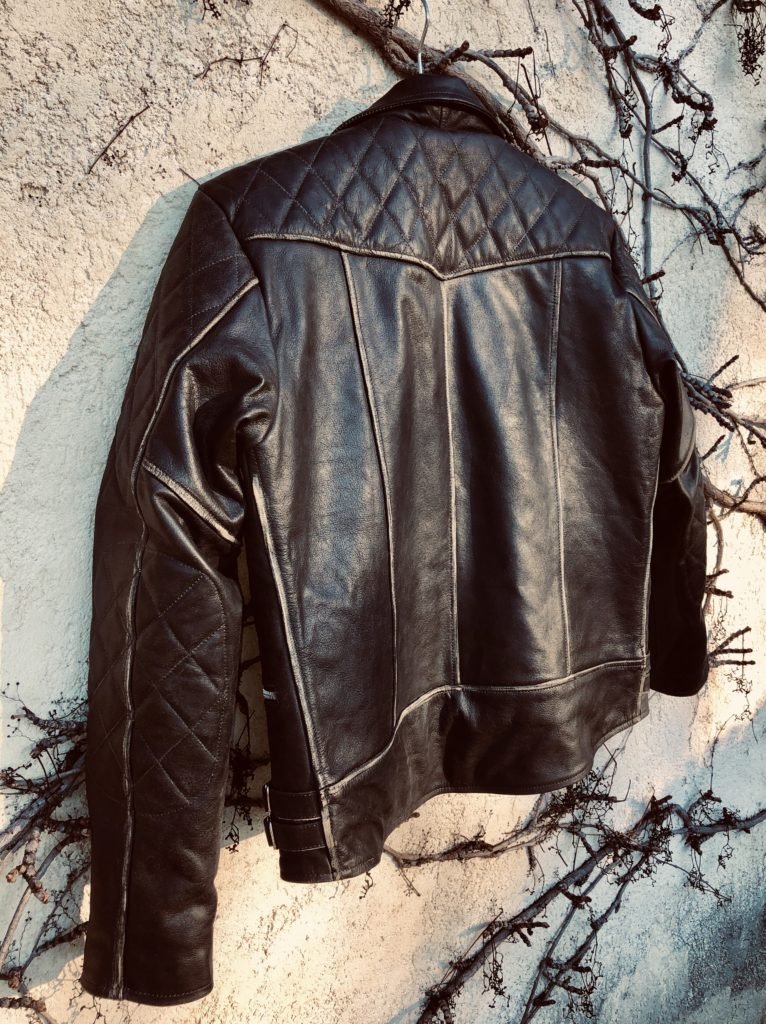 Blouson cuir biker Hollister Hold Fast porté, vue de sa coupe