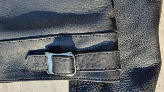 Blouson-Cuir-biker-moto-ROADSTER-CLASSIC-HoldFast-dos-boucle-detail Blouson-Cuir-biker-moto-ROADSTER-CLASSIC-HoldFast-dos-boucle-detail