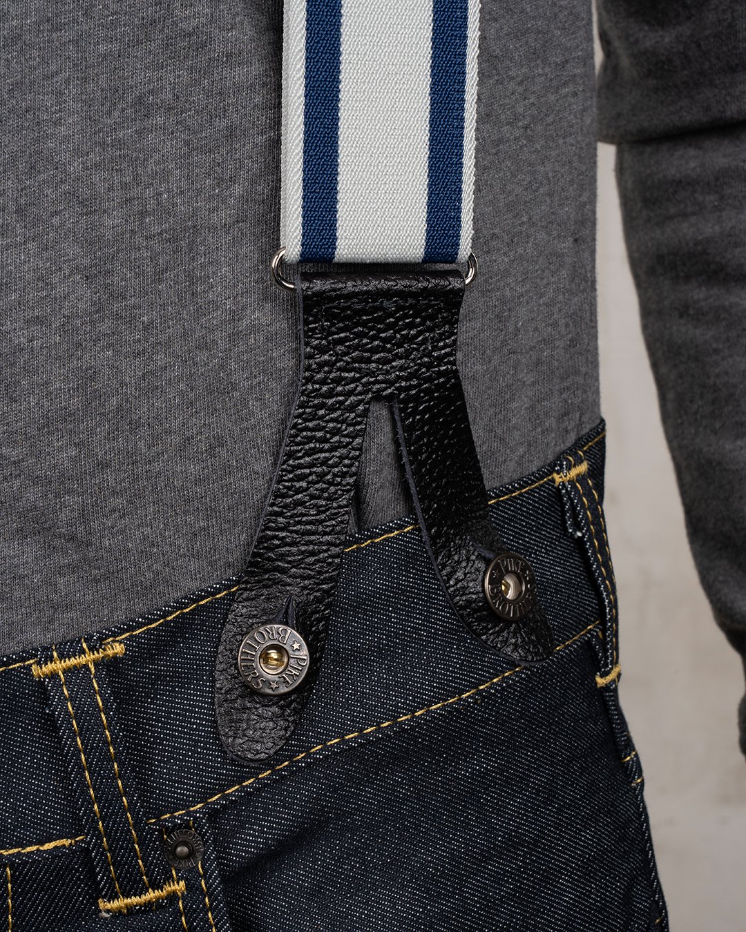 Bretelles larges bleues Pike Brothers 1937 Heavy Duty Patte de fixation en cuir des bretelles larges bleues sur bouton de jean