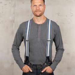Bretelles larges bleues Pike Brothers 1937 portées sur Henley gris et jean brut