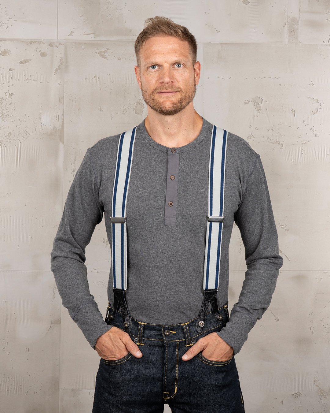 Bretelles larges bleues Pike Brothers 1937 Heavy Duty Bretelles larges bleues Pike Brothers 1937 portées sur Henley gris et jean brut