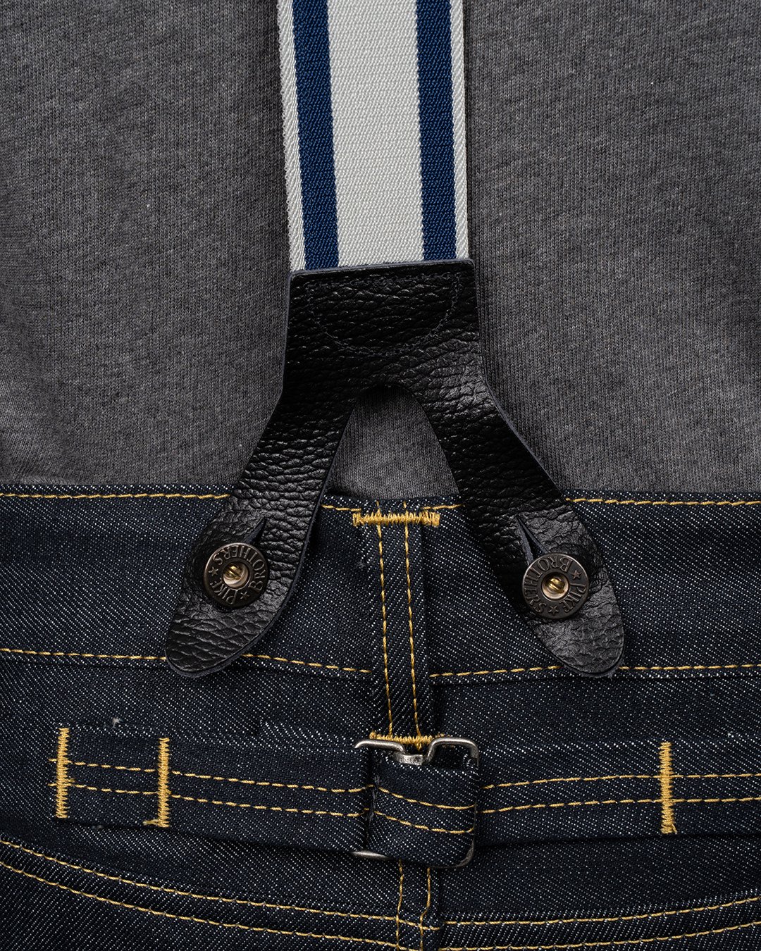 Bretelles larges bleues Pike Brothers 1937 Heavy Duty Fixation cuir à deux boutons des bretelles larges bleues sur pantalon denim