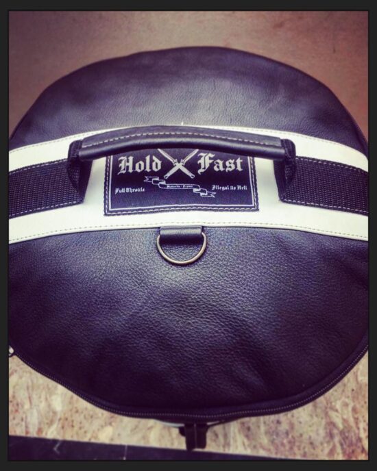 Sac-moto-Sissi-bar-cuir-pleine-fleur CAYENNE-1946-HOLDFAST (1) Sac-moto-Sissi-bar-cuir-pleine-fleur CAYENNE-1946-HOLDFAST