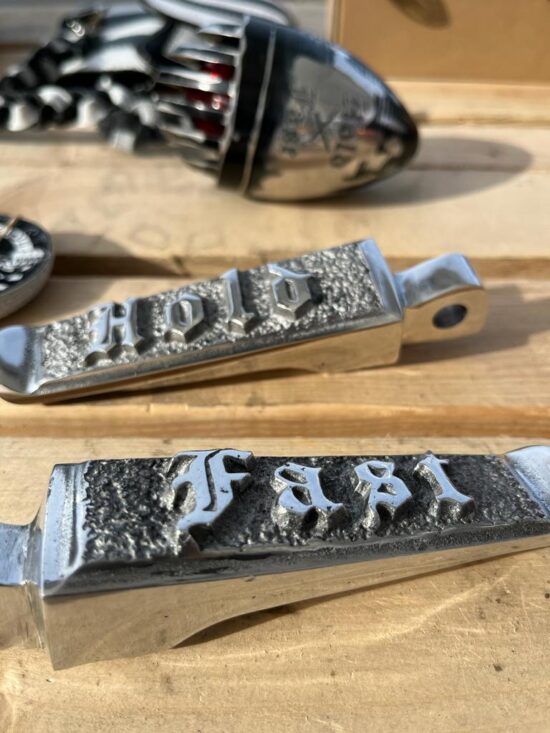 cale-pieds-gravés-hold-fast cale-pieds-harley