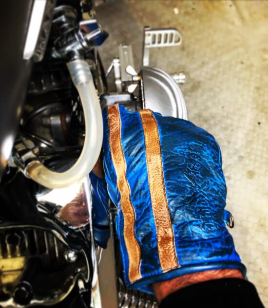 gants-cuir-moto-bleu-ultra-patina-le mans-holdfast-poignée-gaz gants-cuir-moto-bleu-ultra-patina-le mans-holdfast-poignée-gaz