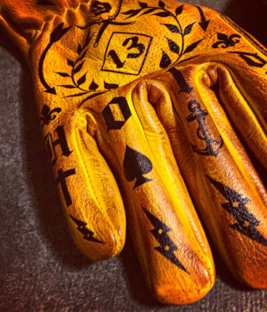 leather-gloves-tattoo gants-cuir-souple-detail-tatouage-jaune-moto-vintage