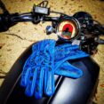 custom-motorcycle-gloves-hold-fast
