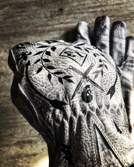 gant-blanc-old-school-cuir gants-moto-vintage-cuir-holdfast-tatoo-tatouages-blanc-detail-couteaux