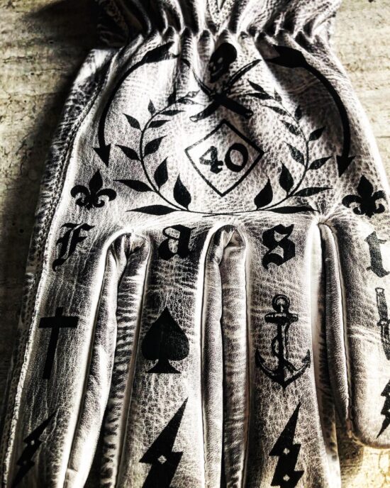 gants-japan-style-hold-fast gants-moto-vintage-cuir-holdfast-tatoo-tatouages-blanc-detail-chiffre