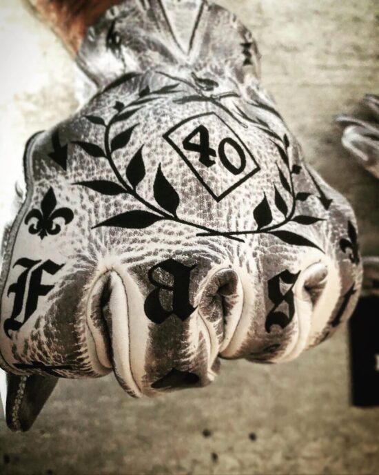 hold-fast-tattoo-gloves-white (2) gants-chopper-vintage-cuir-holdfast-tatoo-tatouages-blanc-detail-chiffre