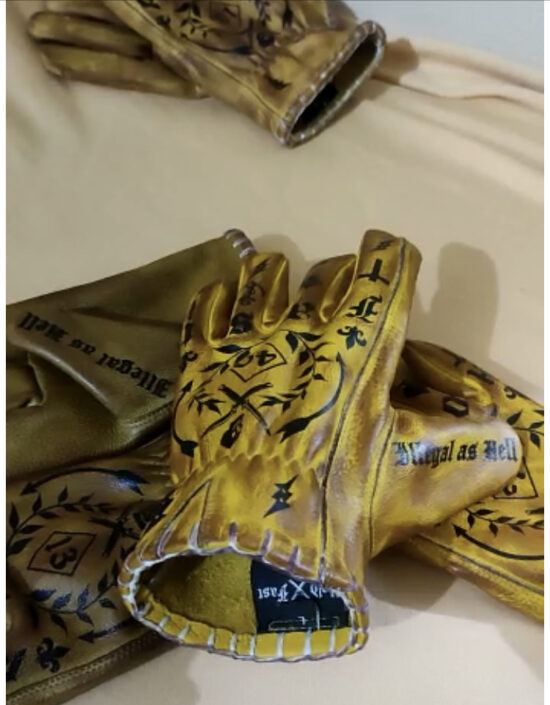 old-school-yellow -gloves Gants-moto-Hold-fast-bronze-tattoo