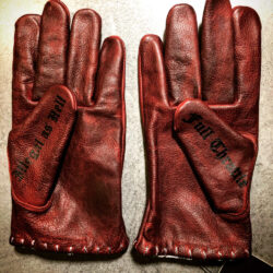 gants-rouges-tatouages-hold-fast