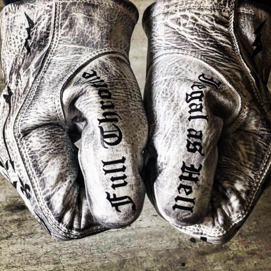 white-biker-loves gants-moto-vintage-cuir-holdfast-tatoo-tatouages-blanc-patines