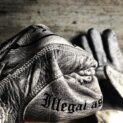 gants-moto-vintage-cuir-holdfast-tatoo-tatouages-blanc-detail-illegal as hell