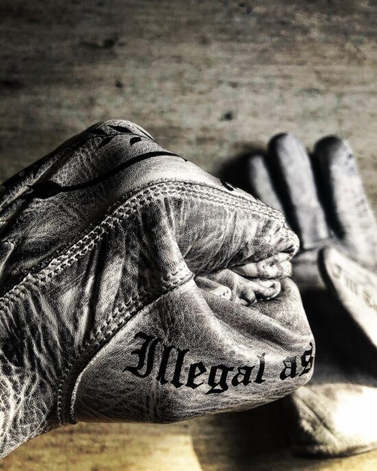 white-chopper-gloves (2) gants-moto-vintage-cuir-holdfast-tatoo-tatouages-blanc-detail-illegal as hell