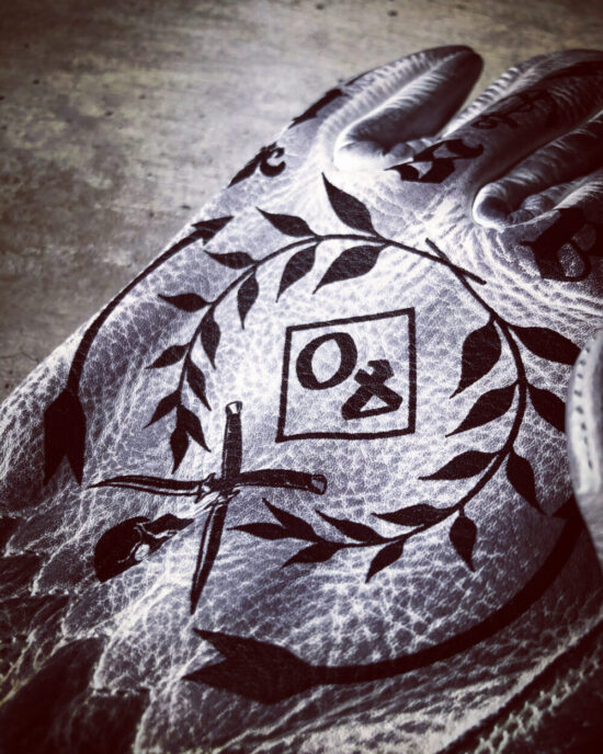 white-tattoo-leather-gloves (2) gants-moto-vintage-cuir-genuine-holdfast-tatoo-tatouages-blanc-detail-chiffre