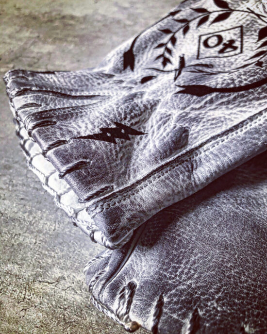 white-tattoo-leather-gloves (3) gants-moto-vintage-cuir-holdfast-tatoo-tatouages-blanc-detail