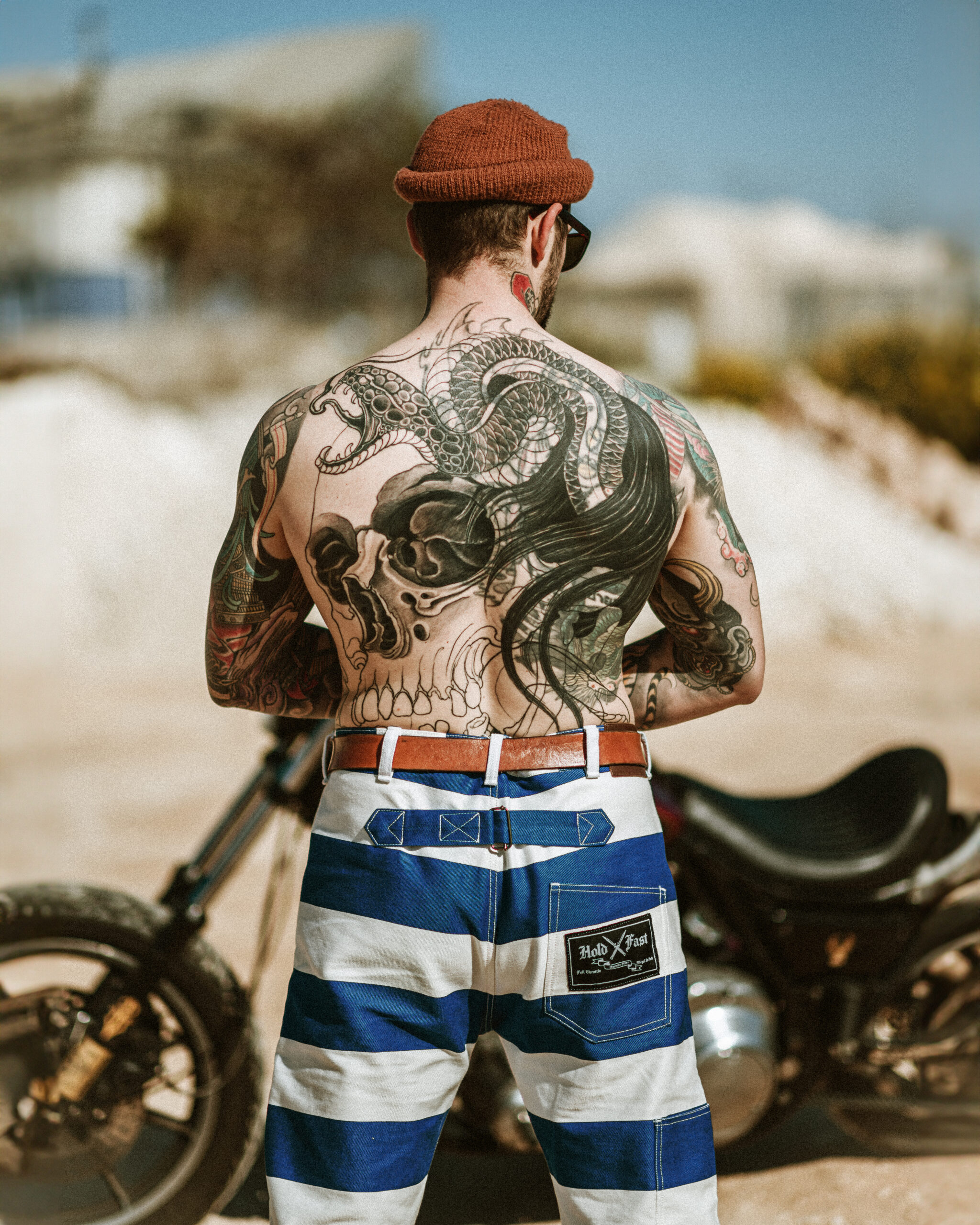 pantalon-prisonnier-denim-bleu-hold-fast-tatouage-dos