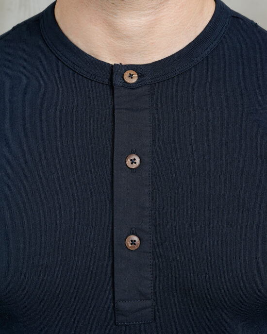 Henley LS Mojave Blue col Detail col tunisien Henley LS Mojave Blue