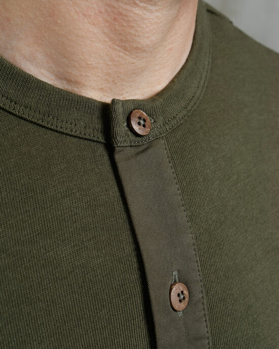 Henley LS Mojave Green col Col tunisien Henley LS Mojave Green