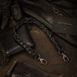 Laniere cuir bovin tressee main 50 cm - mousqueton anodise - portefeuille bagnard biker