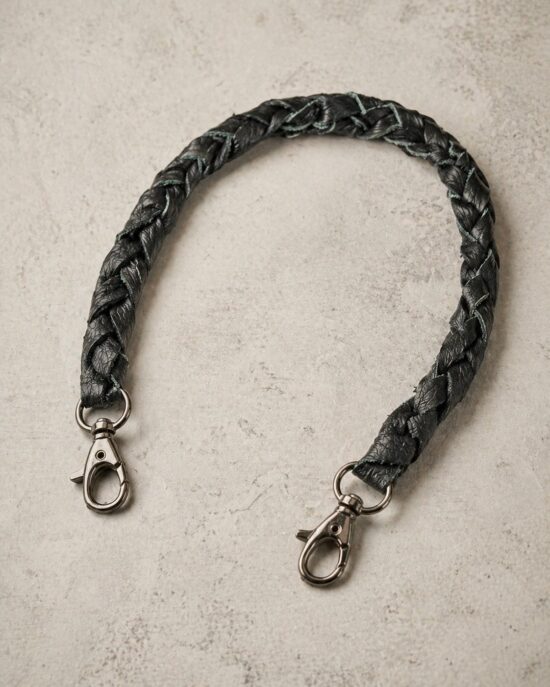 Laniere cuir tressee noire biker - mise en scène harley davidson Laniere tressee cuir noir biker - sur veste cuir et gants moto - accessoire harley davidson custom