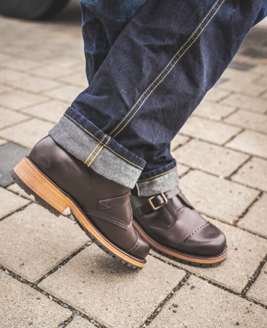 Pike Brothers 1945 Tanker Boots Brown ambiance Pike Brothers 1945 Tanker Boots Brown - ambiance cuir vintage