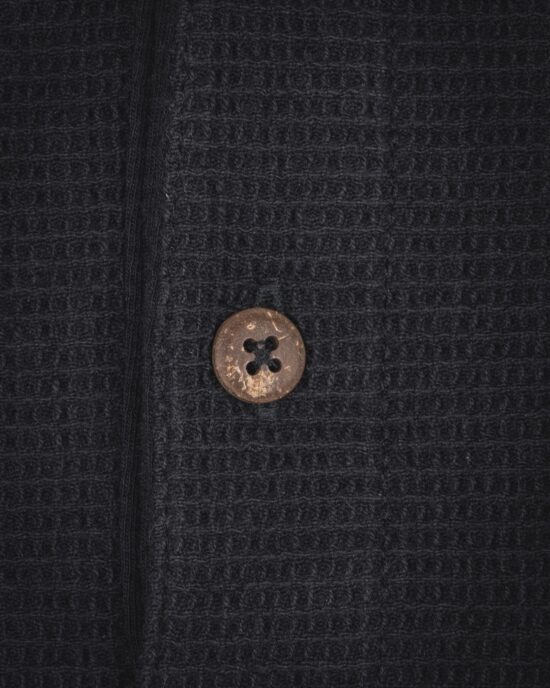 Polo 1963 Royal Black lifestyle biker vintage Polo Pike Brothers 1963 Royal Black porte en ambiance biker vintage