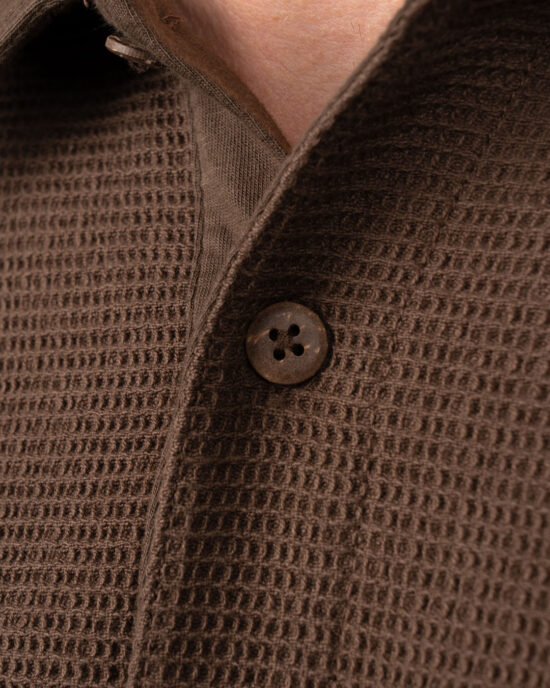 Polo Pike Brothers 1963 Royal Brown texture coton pique marron Texture coton pique marron Pike Brothers 1963 Royal - matiere respirante