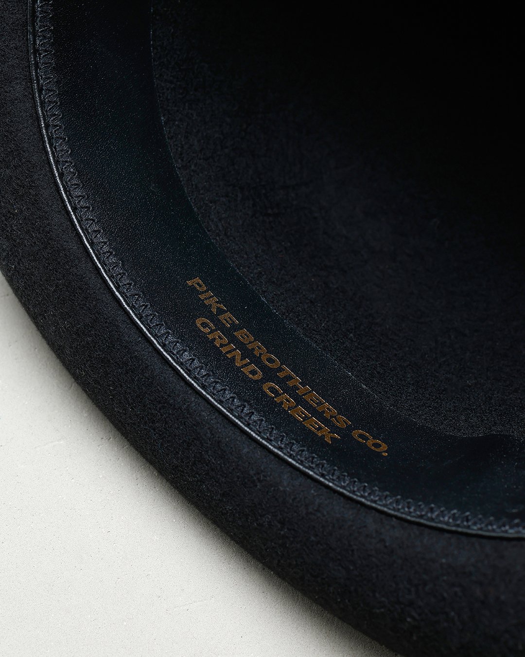 Bowler Hat Black Pike Brothers — chapeau vintage, détail de la matière