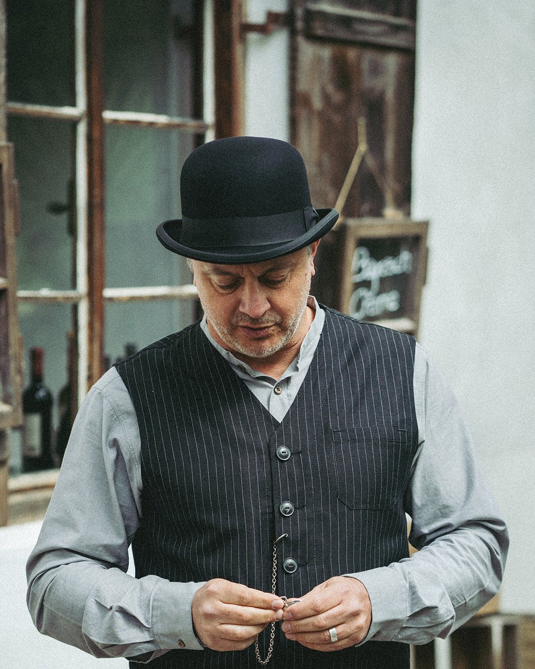 Bowler Hat Black Pike Brothers — chapeau vintage, porté en situation