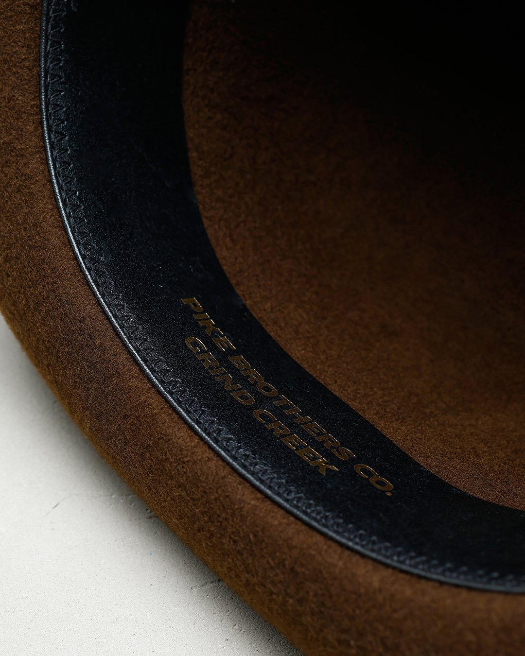 Bowler Hat Camel Pike Brothers — chapeau vintage, détail de la matière