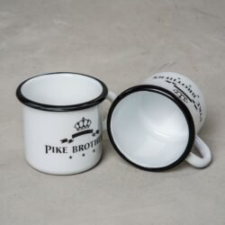 Enamel Mug White Pike Brothers — mug émaillé vintage, vue de trois quarts
