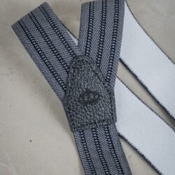 Harvester Braces Grey Pike Brothers — bretelles vintage, vue de trois quarts Harvester Braces Grey Pike Brothers — bretelles vintage, vue de trois quarts
