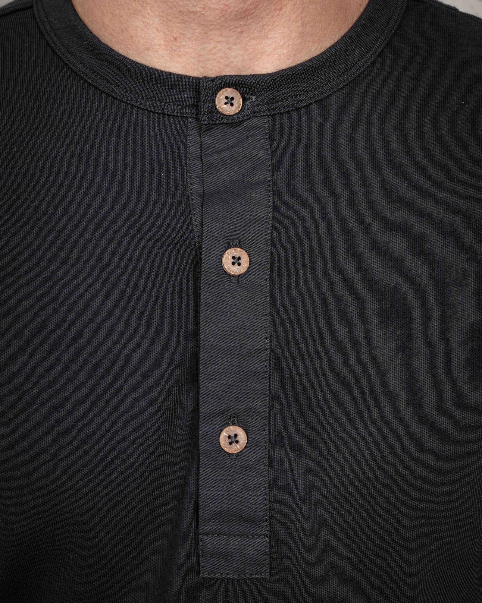Henley Shirt Long Sleeve Pike Brothers — chemise vintage, détail des finitions