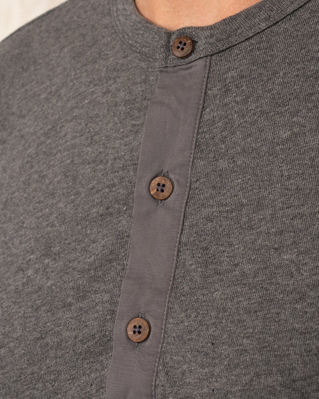 Henley Shirt Long Sleeve Pike Brothers — chemise vintage, détail des finitions