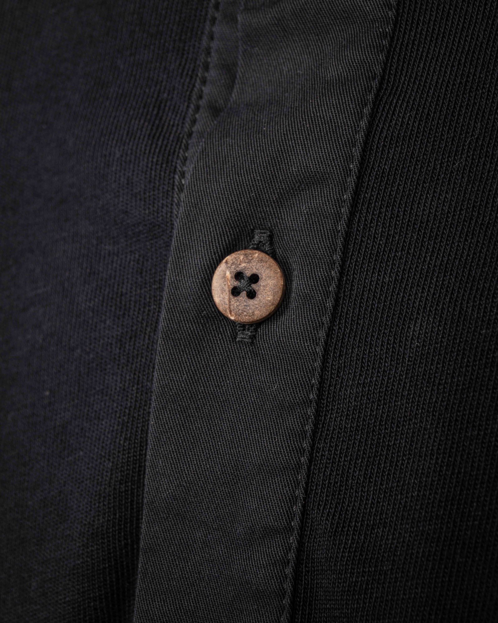 Henley Shirt Long Sleeve Pike Brothers — chemise vintage, porté en situation