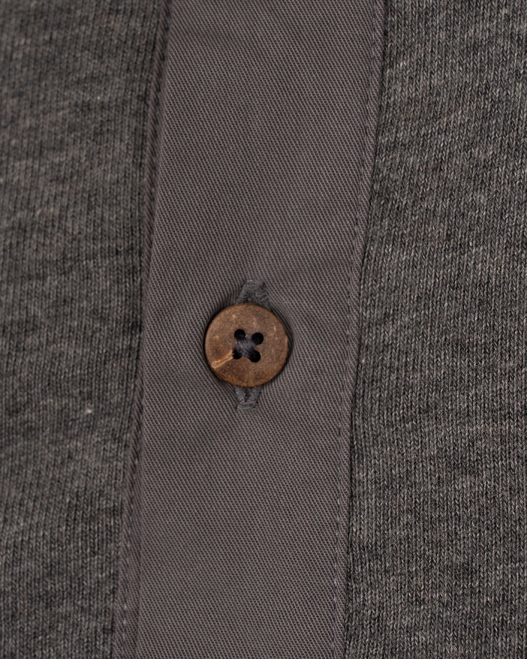Henley Shirt Long Sleeve Pike Brothers — chemise vintage, porté en situation