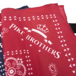 Logo Bandana Red Pike Brothers — accessoire vintage, vue de trois quarts