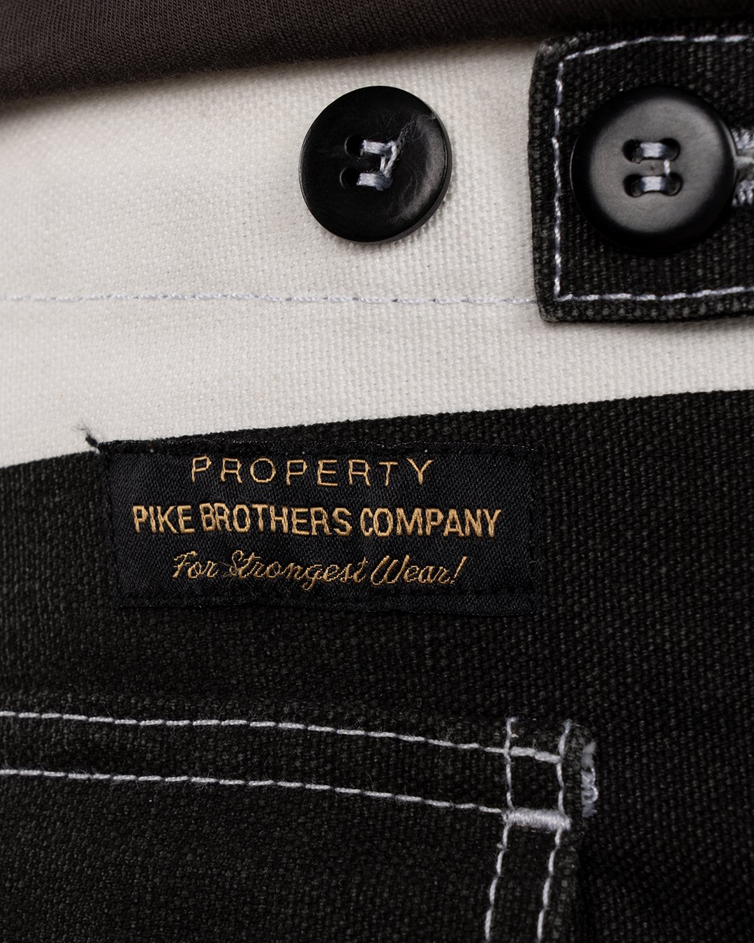 Og-107 Short Alcatraz White Pike Brothers — short vintage, porté en situation